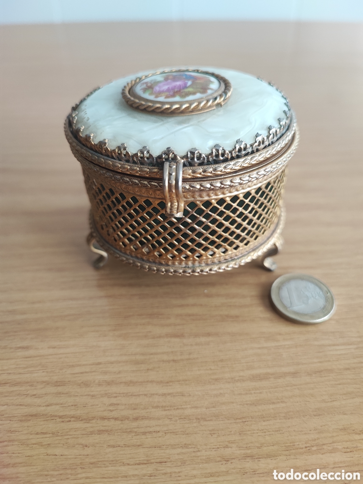 Antig&uuml;edades: Bonita caja joyero de metal dorado, nacarina y disco cer&aacute;mico, 7x 8 cm.
