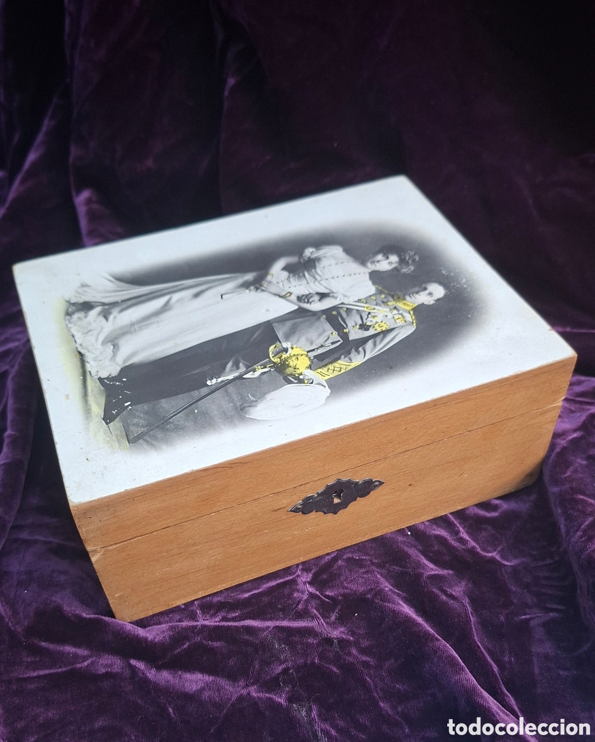 Antig&uuml;edades: Caja de madera con fotograf&iacute;a antigua (principios del siglo XX)