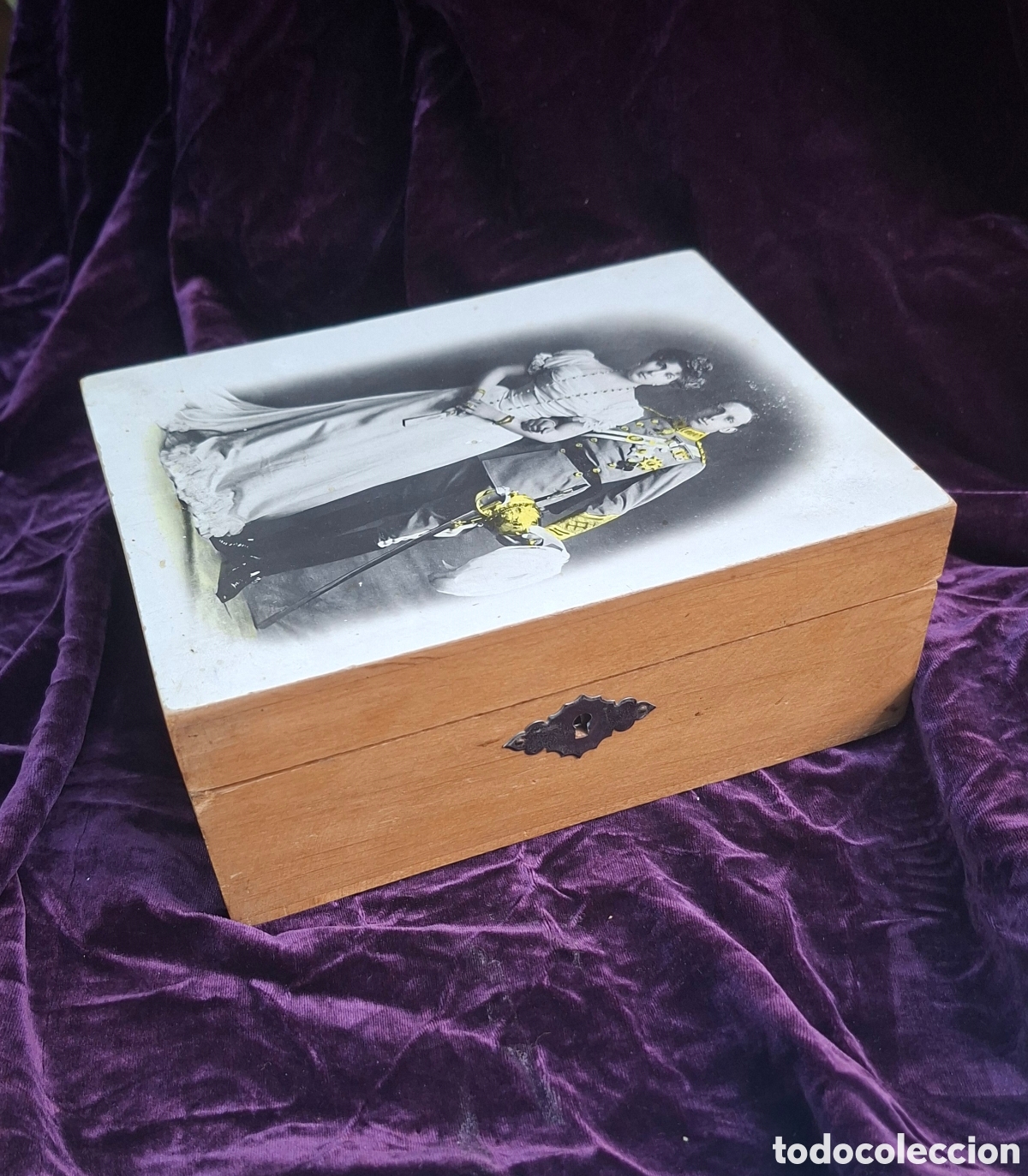 Antig&uuml;edades: Caja de madera con fotograf&iacute;a antigua (principios del siglo XX)