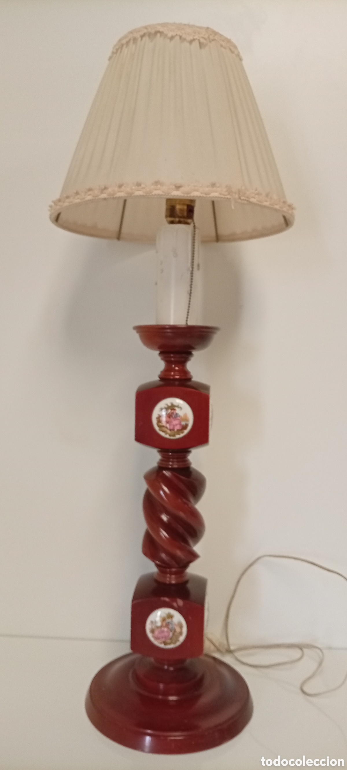 Antig&uuml;edades: L&Aacute;MPARA DE PIE DE MESA EN MADERA ANTIGUA