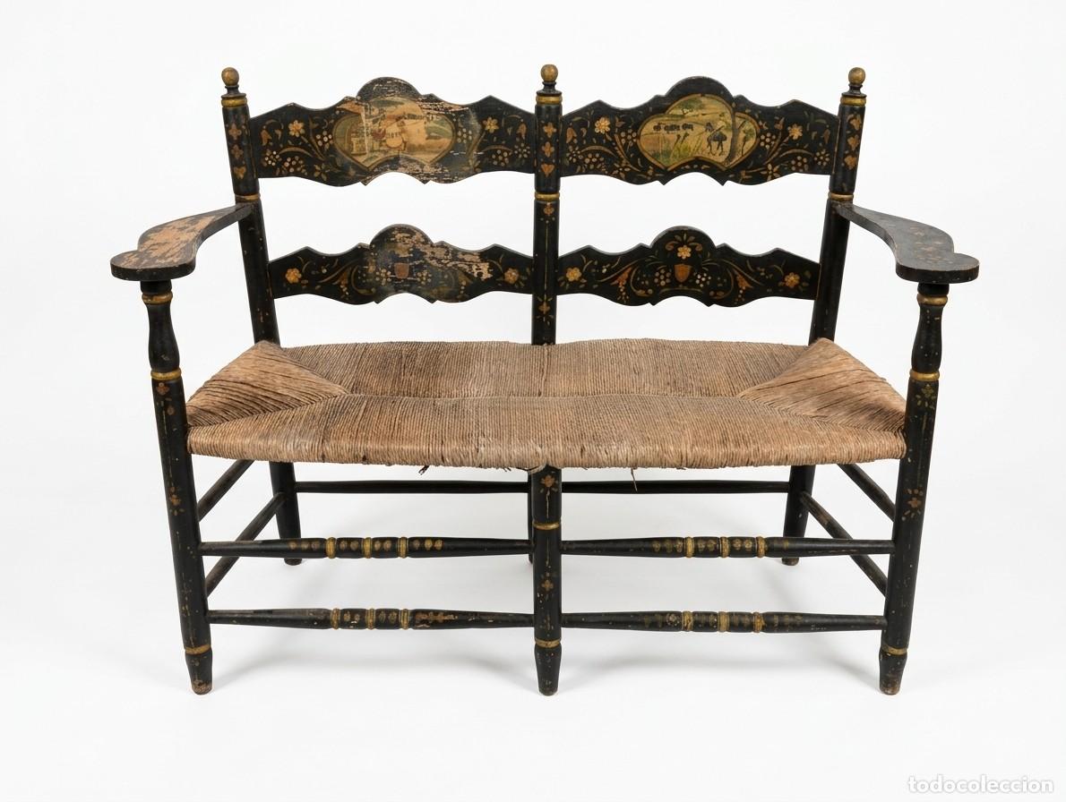 Antig&uuml;edades: Sof&aacute; de madera y asiento de enea hermosamente decorado.