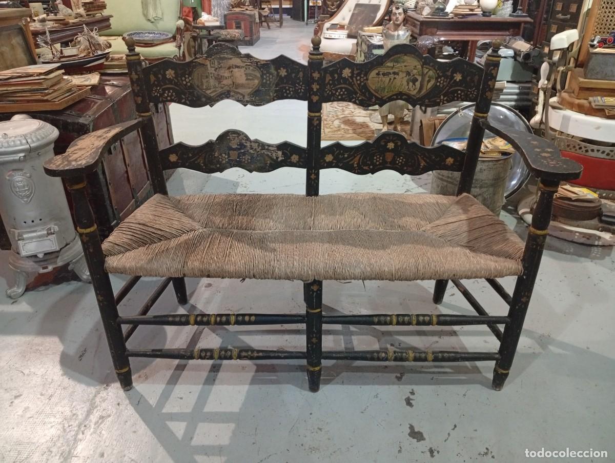 Antig&uuml;edades: Sof&aacute; de madera y asiento de enea hermosamente decorado. - Foto 2