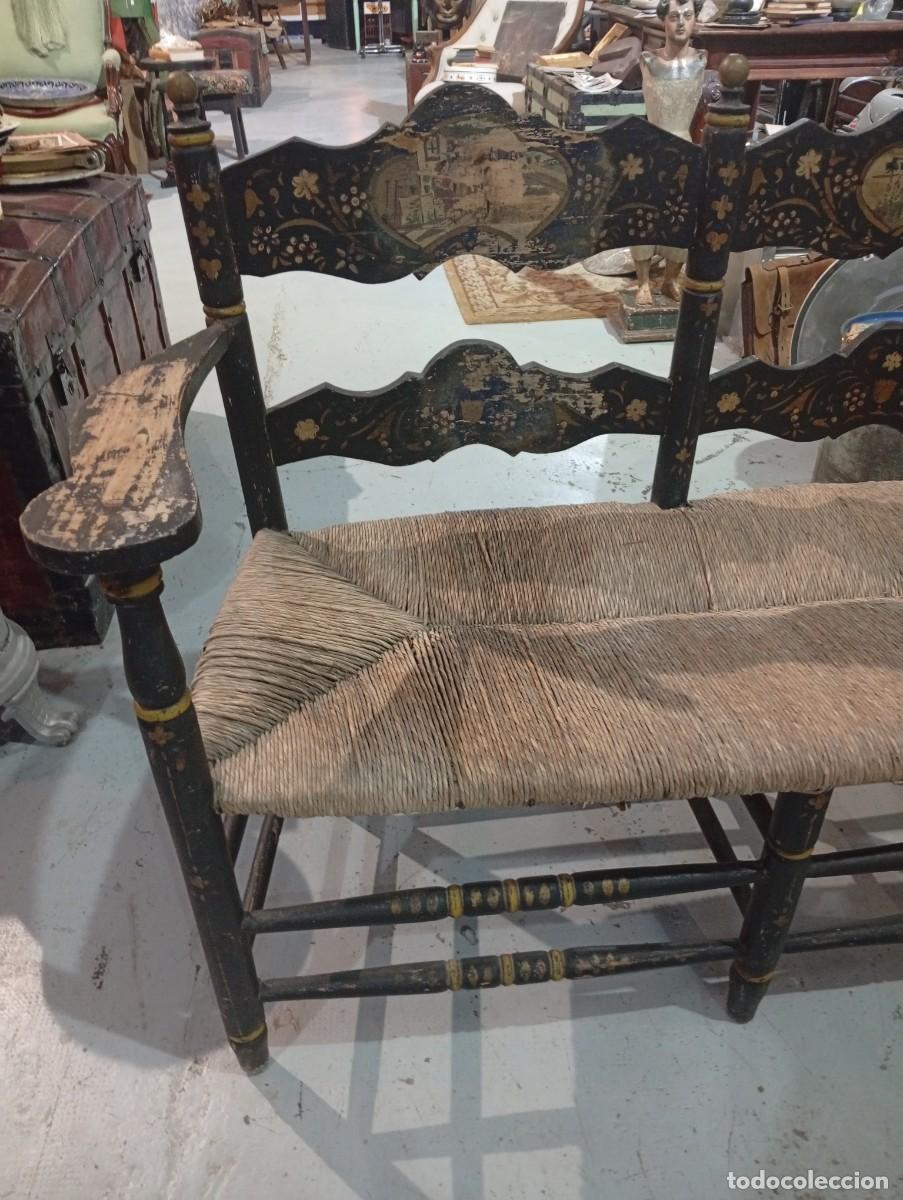 Antig&uuml;edades: Sof&aacute; de madera y asiento de enea hermosamente decorado. - Foto 4