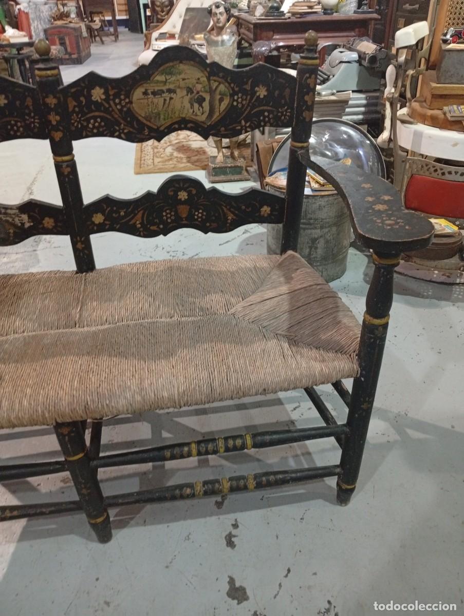 Antig&uuml;edades: Sof&aacute; de madera y asiento de enea hermosamente decorado. - Foto 5