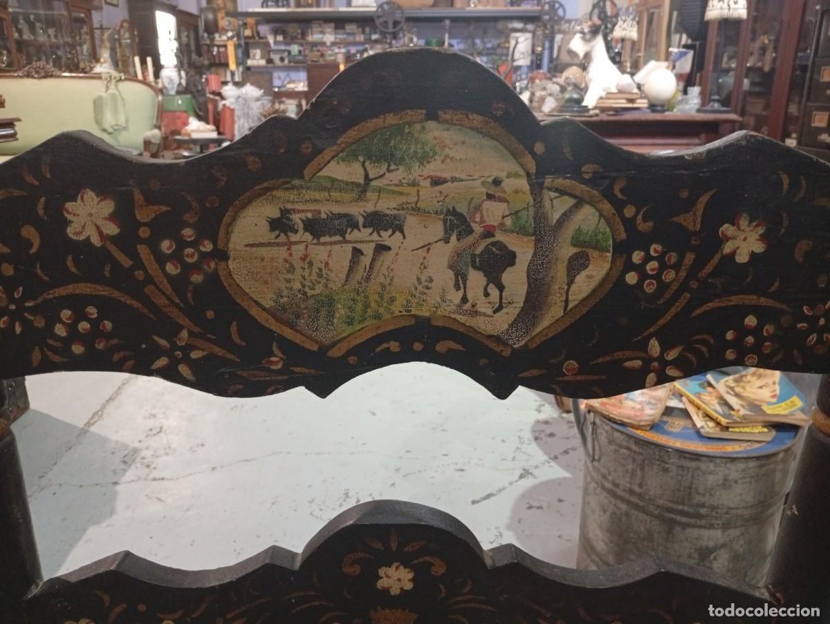 Antig&uuml;edades: Sof&aacute; de madera y asiento de enea hermosamente decorado. - Foto 6
