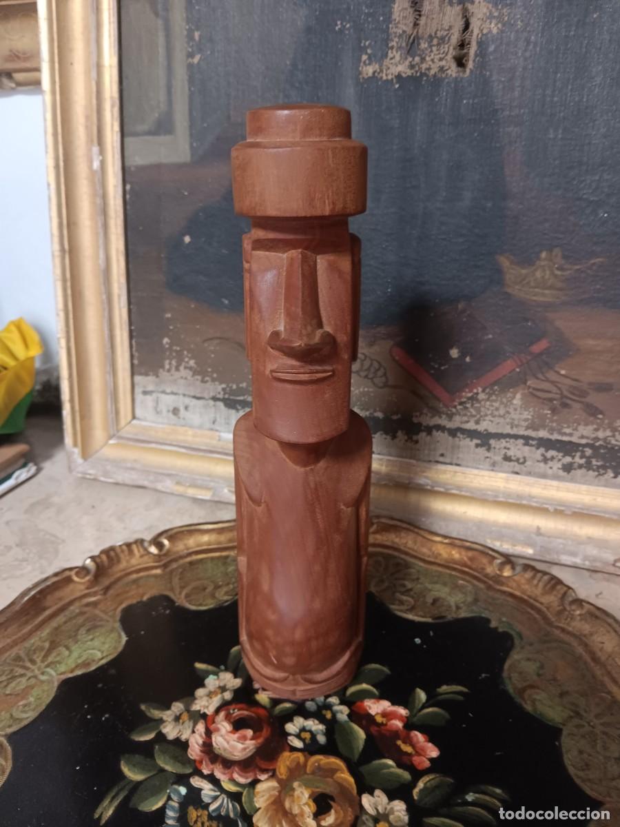 Antig&uuml;edades: figura tallada en madera que representa un Mo&aacute;i, las famosas estatuas monol&iacute;ticas de la Isla de Pasc