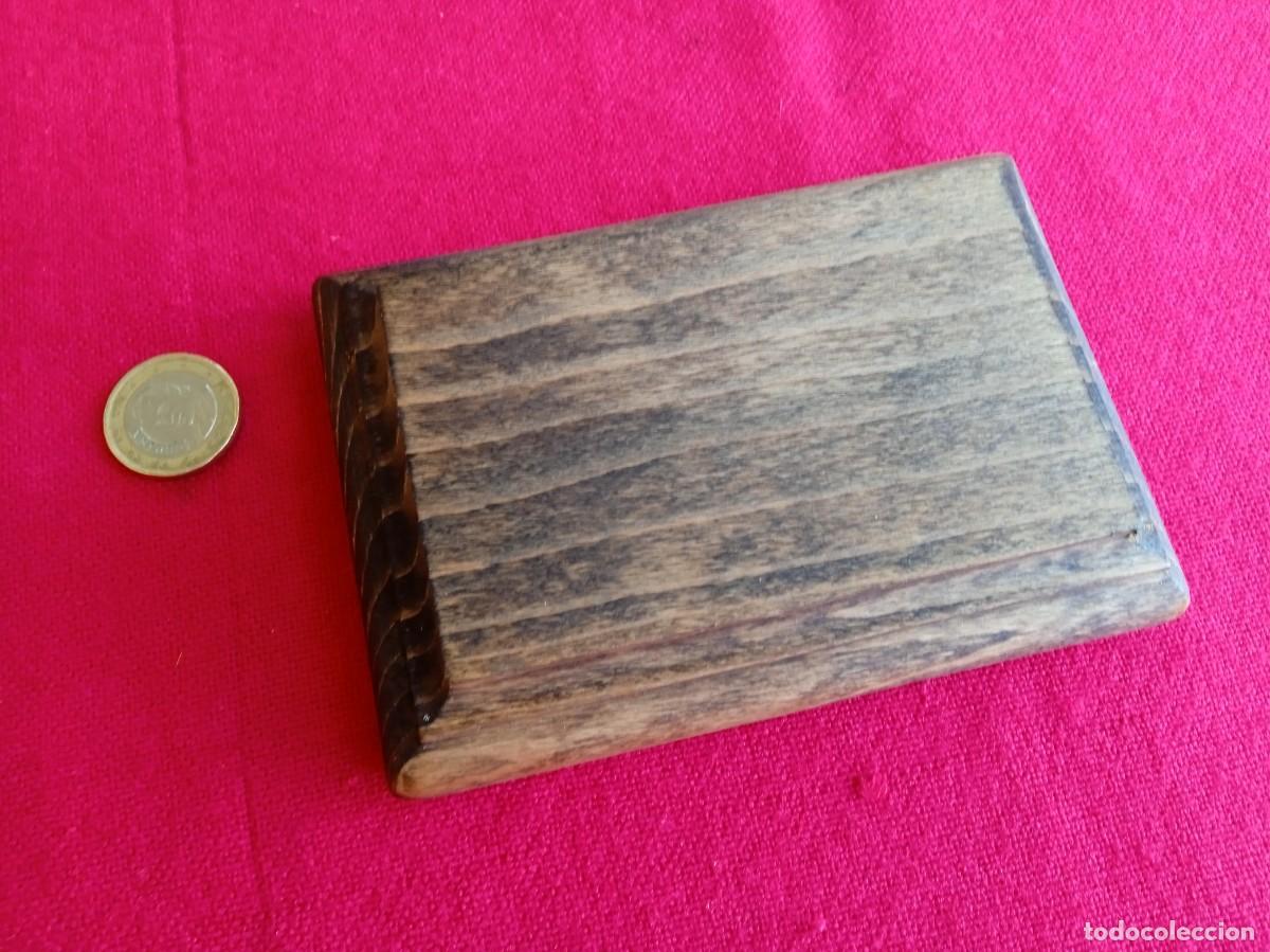 Antig&uuml;edades: Peana m&eacute;nsula de madera para figura