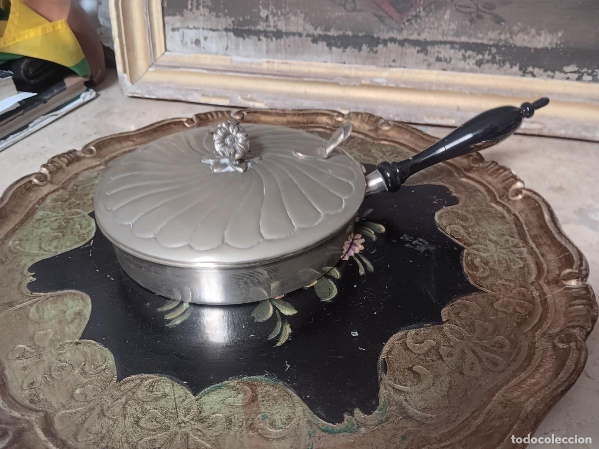 Antig&uuml;edades: recogemigas de mesa antiguo (conocido en ingl&eacute;s como silent butler o &rdquo;mayordomo silencioso&rdquo;). Est&aacute; f
