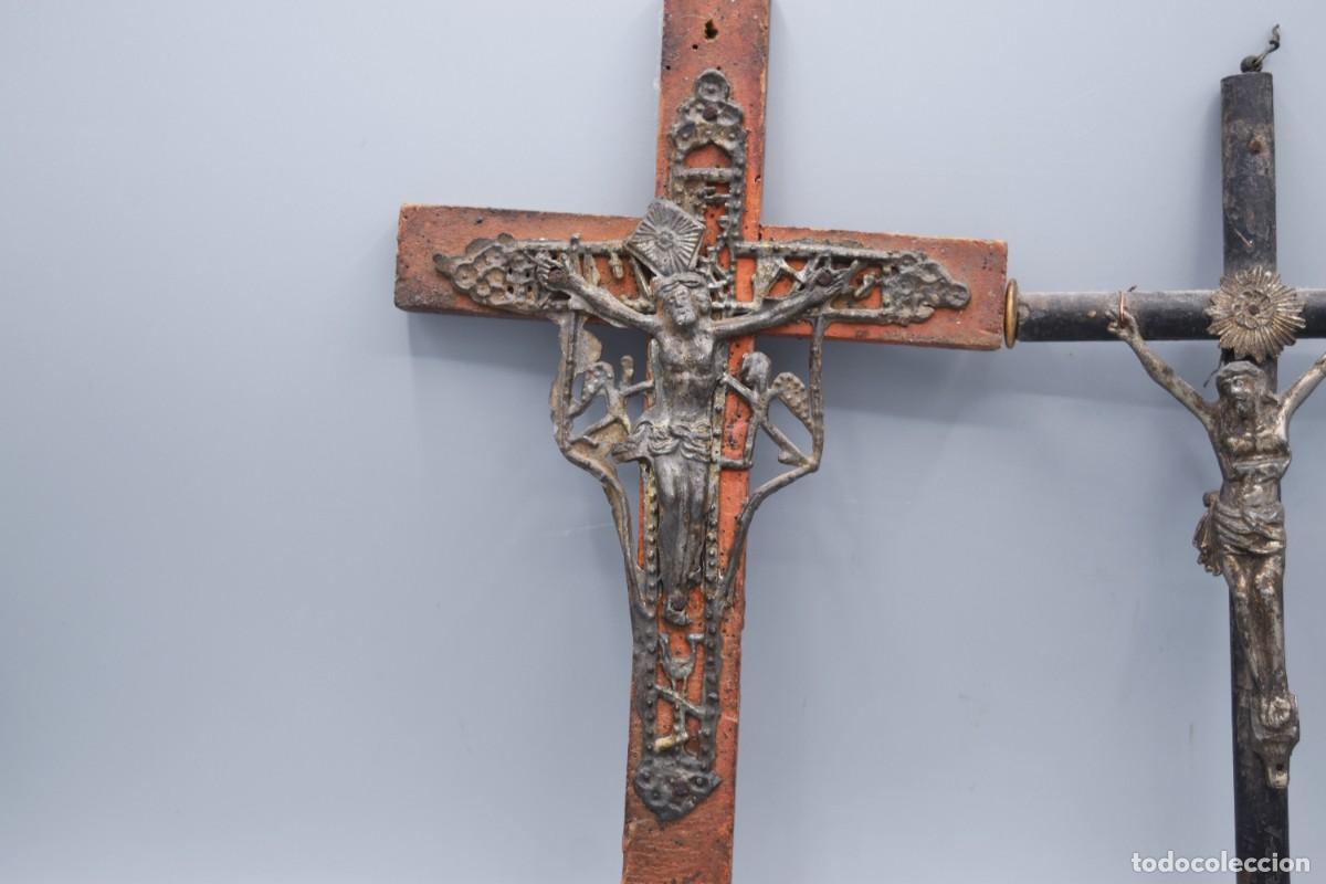 Antig&uuml;edades: Crucifijos antiguos de madera - Foto 2