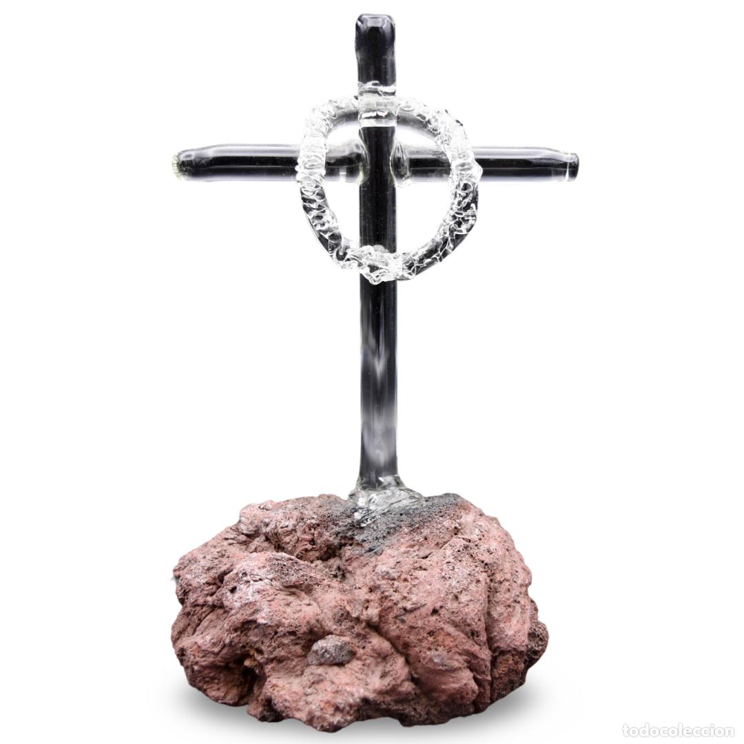 Antig&uuml;edades: Cruz de cristal sobre base de roca
