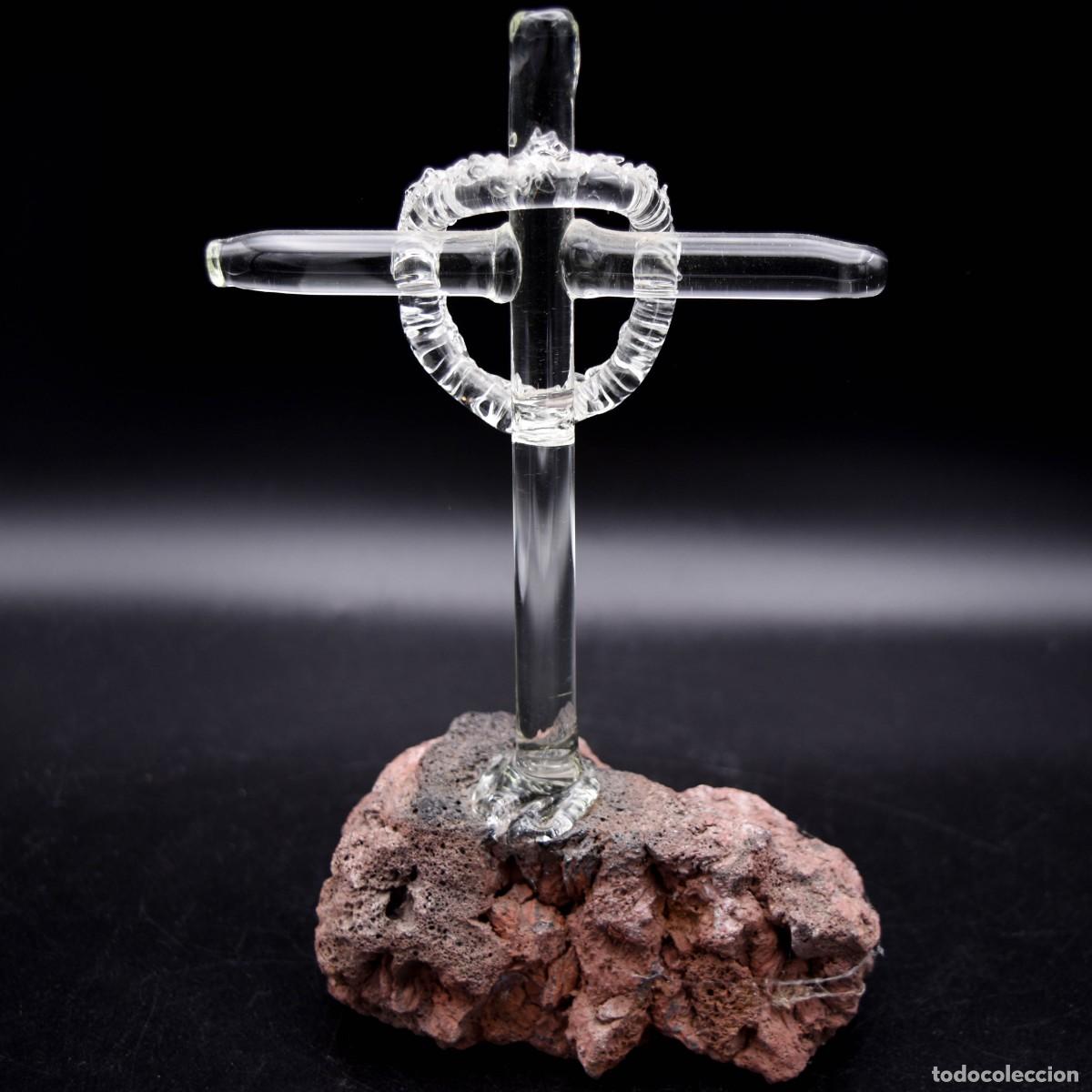 Antig&uuml;edades: Cruz de cristal sobre base de roca - Foto 3