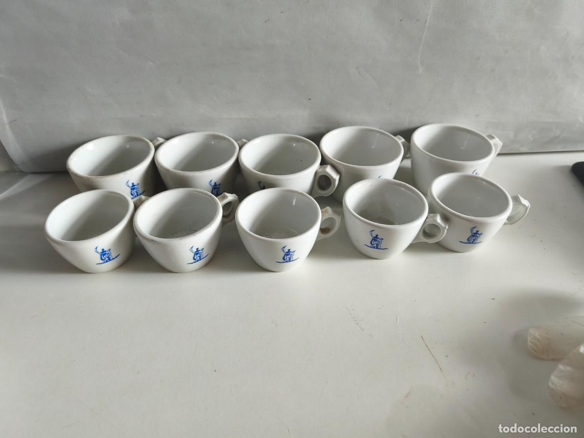 Antig&uuml;edades: JUEGO DE 10 TAZAS GUERESTU S.A. F&Aacute;BRICA DE PORCELANA SANTA CLARA POR MOIS&Eacute;S &Aacute;LVAREZ.