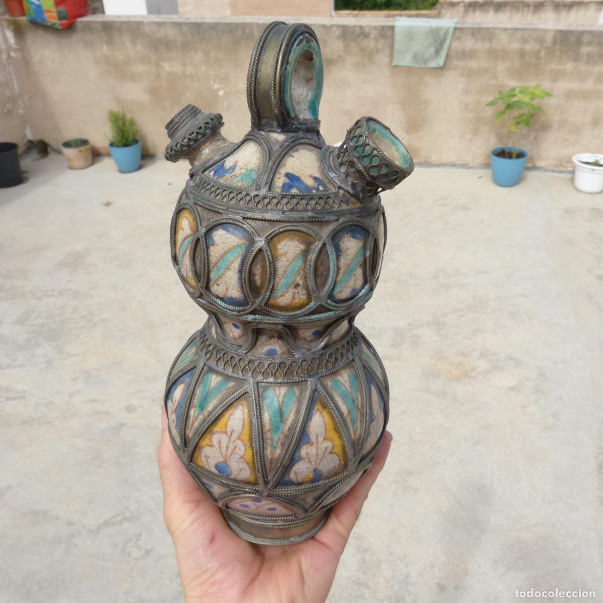 Antig&uuml;edades: Botijo arabe de ceramica recubierto de filigrana de laton , 27,5cm, 1179gr.