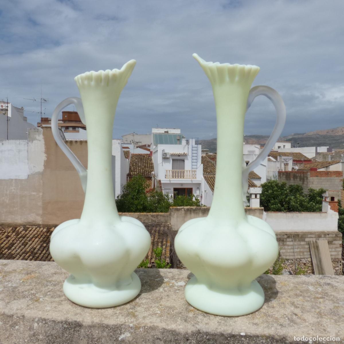 Antig&uuml;edades: Par de jarrones de vidrio soplado opalino, 25cm, 495 y 441gr,