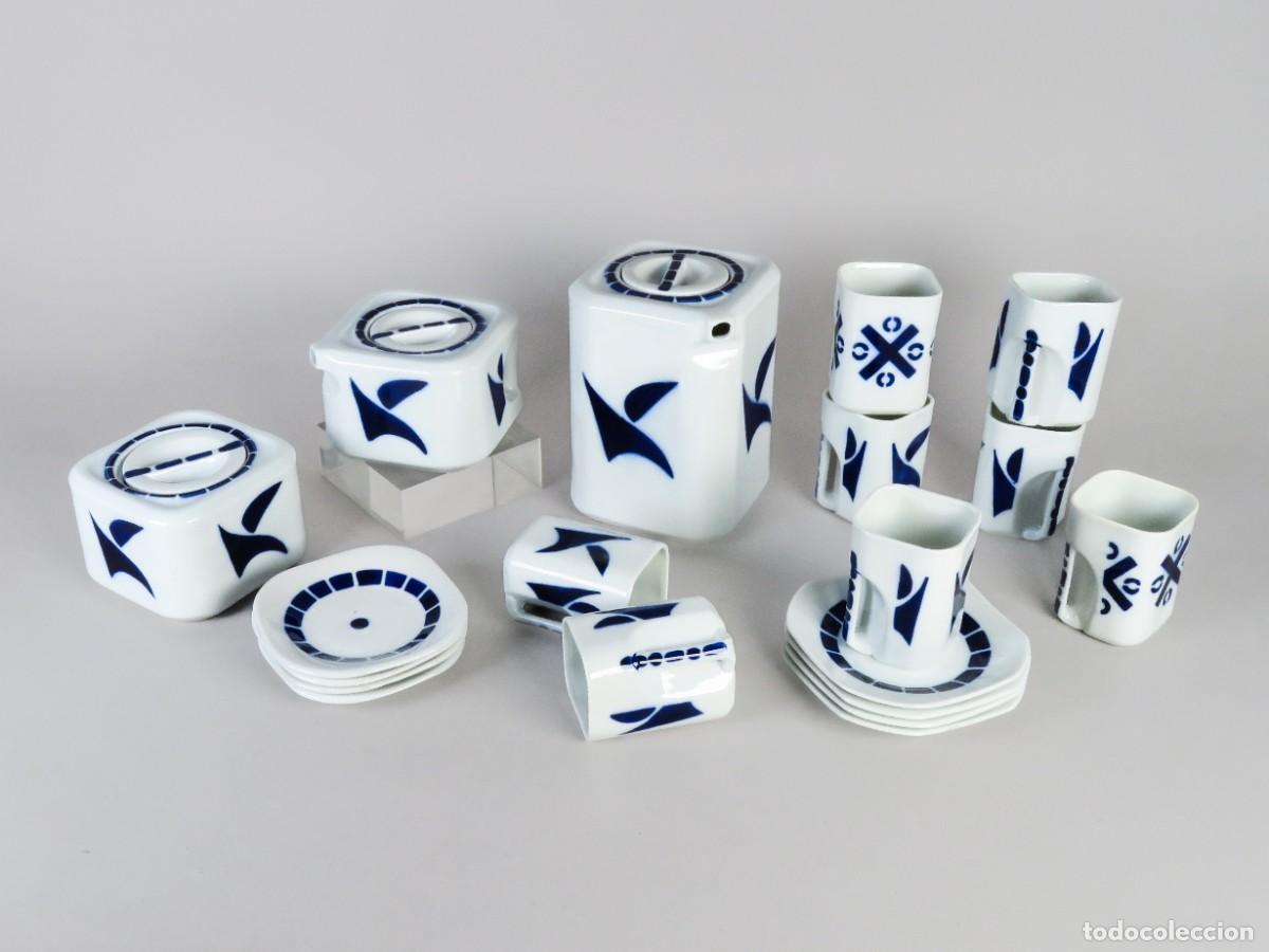 Antig&uuml;edades: Juego de caf&eacute; Castro Sargadelos de ocho servicios porcelana blanca y azul de forma c&uacute;bica siglo XX