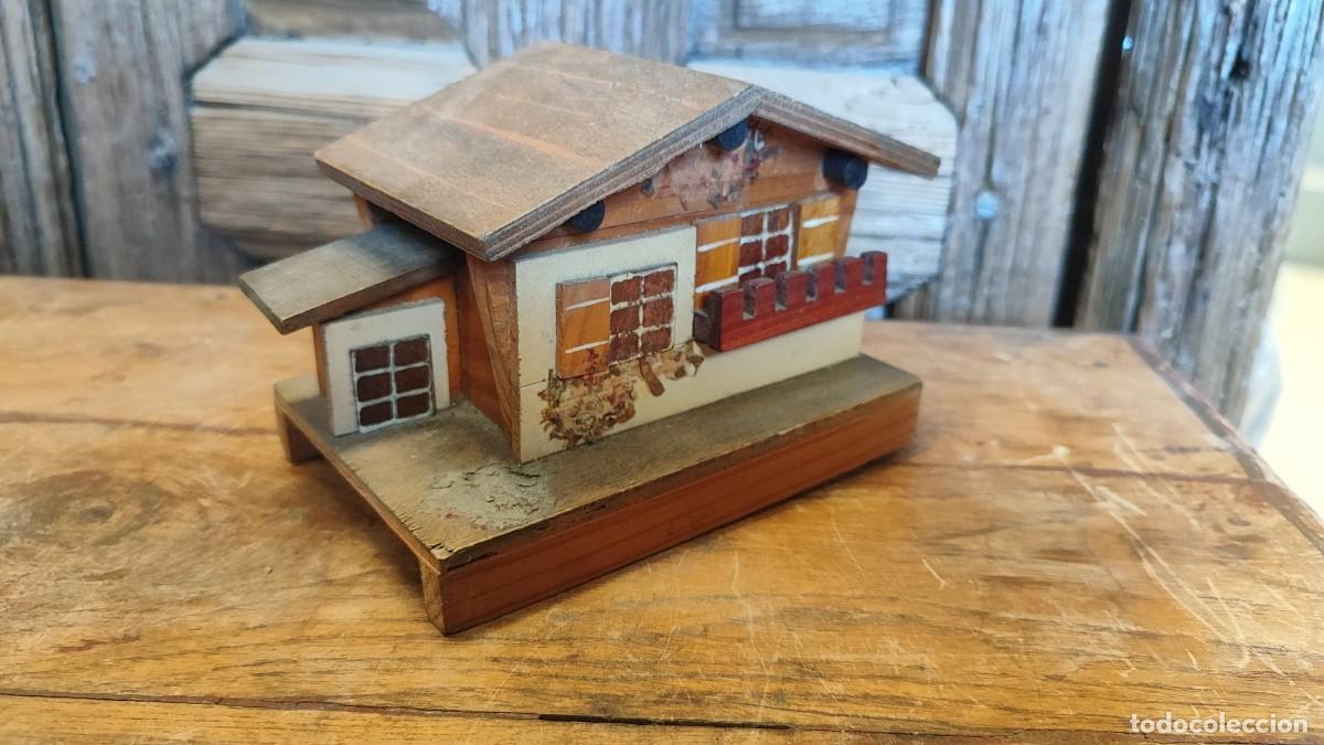 Antig&uuml;edades: Caja con forma de casa, de madera