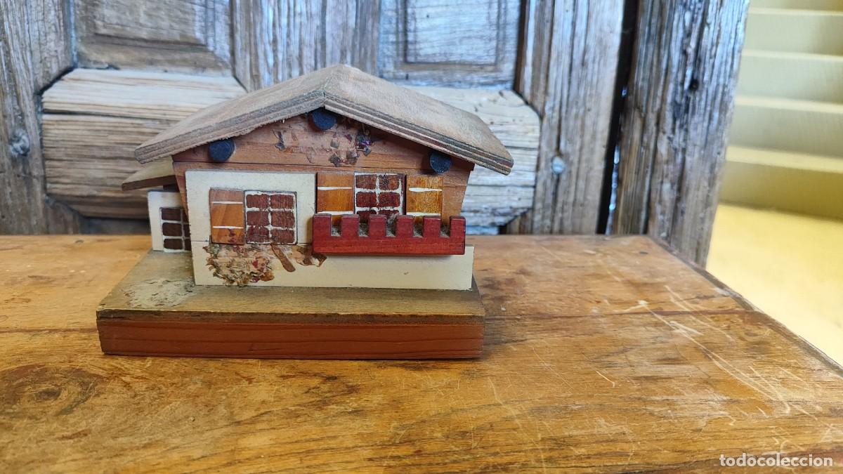 Antig&uuml;edades: Caja con forma de casa, de madera - Foto 2