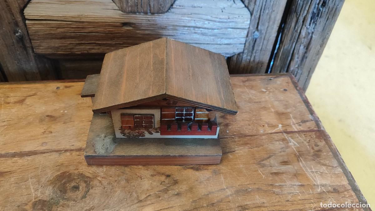Antig&uuml;edades: Caja con forma de casa, de madera - Foto 3