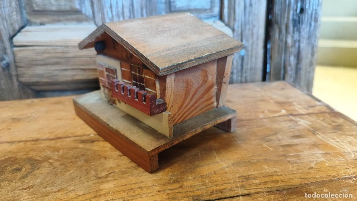 Antig&uuml;edades: Caja con forma de casa, de madera - Foto 4