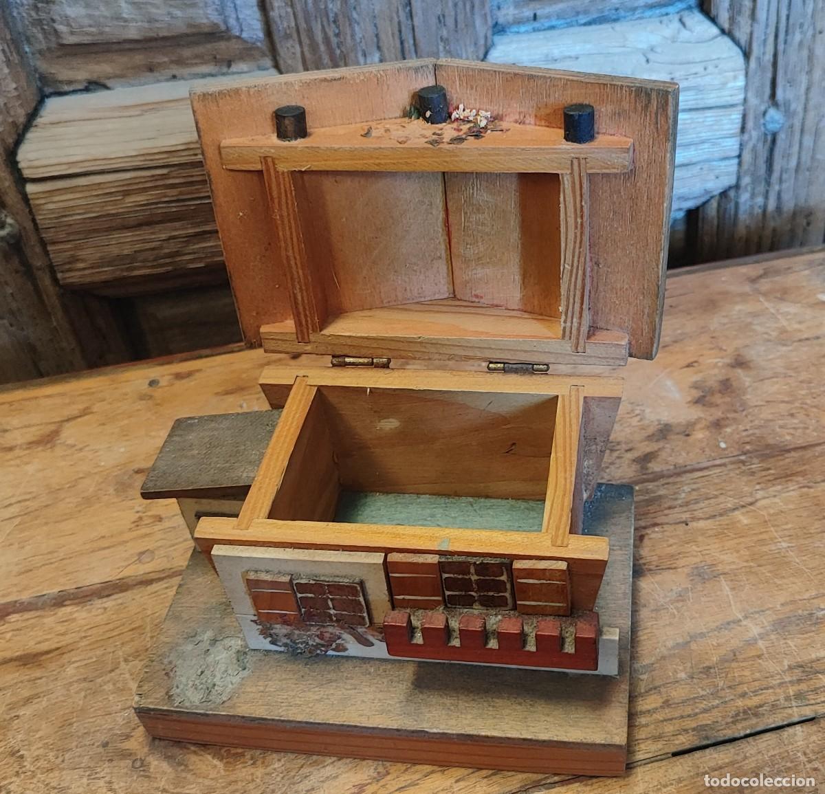 Antig&uuml;edades: Caja con forma de casa, de madera - Foto 5