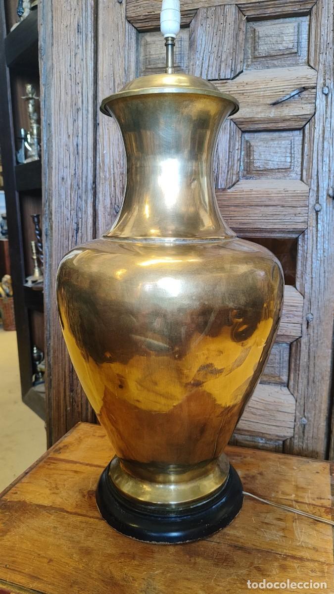 Antig&uuml;edades: Gran lampara de sobremesa de laton, con base de madera