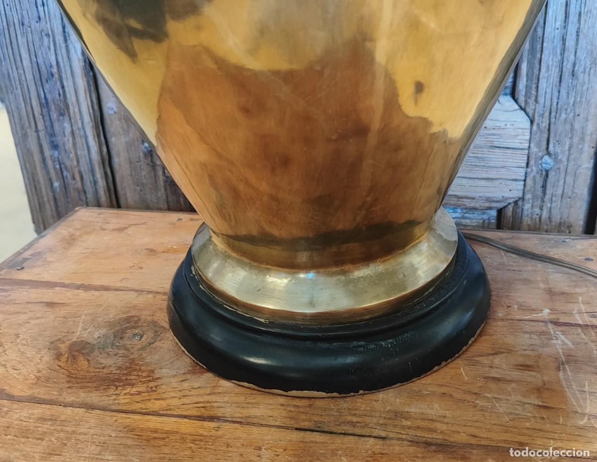Antig&uuml;edades: Gran lampara de sobremesa de laton, con base de madera - Foto 2