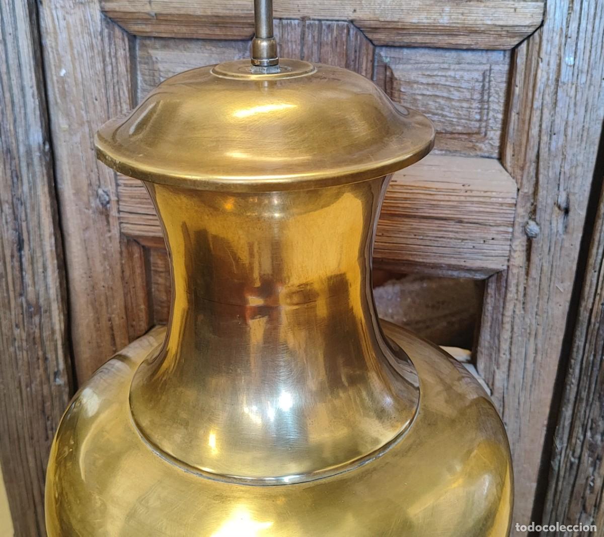 Antig&uuml;edades: Gran lampara de sobremesa de laton, con base de madera - Foto 3