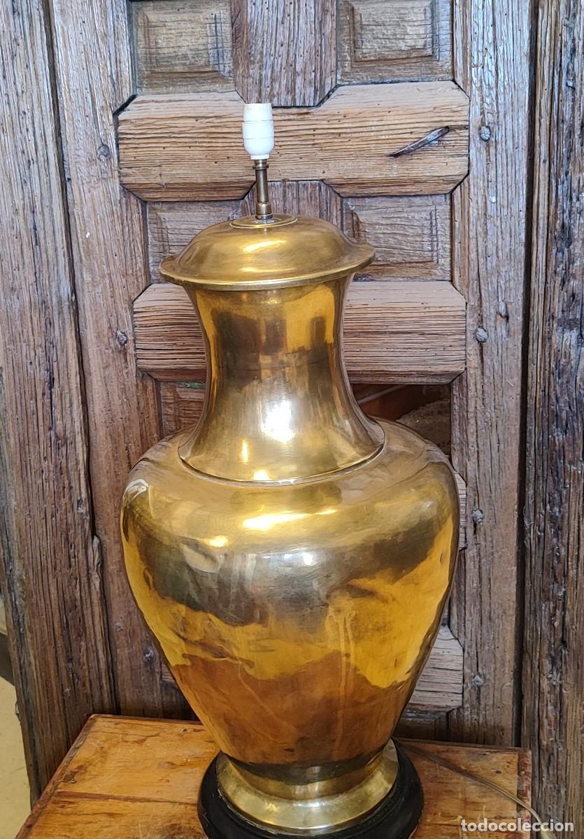 Antig&uuml;edades: Gran lampara de sobremesa de laton, con base de madera - Foto 4