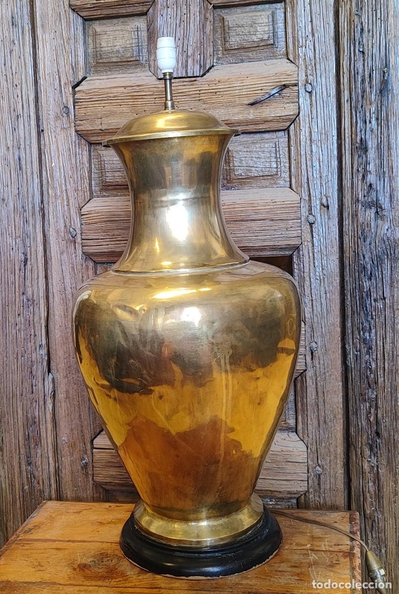 Antig&uuml;edades: Gran lampara de sobremesa de laton, con base de madera - Foto 5