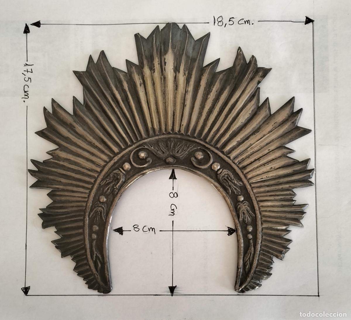 Antig&uuml;edades: ANTIGUO RESPLANDOR O DIADEMA MARIANA DE PLATA CON MOTIVOS VEGETALES Y R&Aacute;FAGA DE RAYOS (S. XIX / XX).