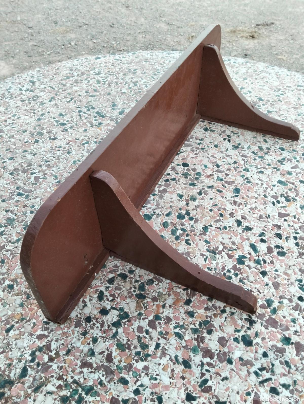 Antiques: Repisa de pared estanter&iacute;a con escuadras talladas antigua de madera pintado color marr&oacute;n a&ntilde;os 40