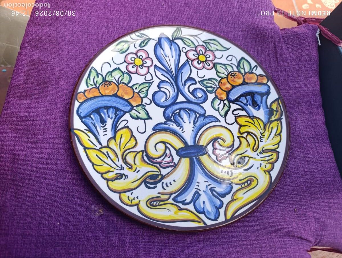 Antig&uuml;edades: Plato de cer&aacute;mica de Saljo- Crespo, pintados a mano.