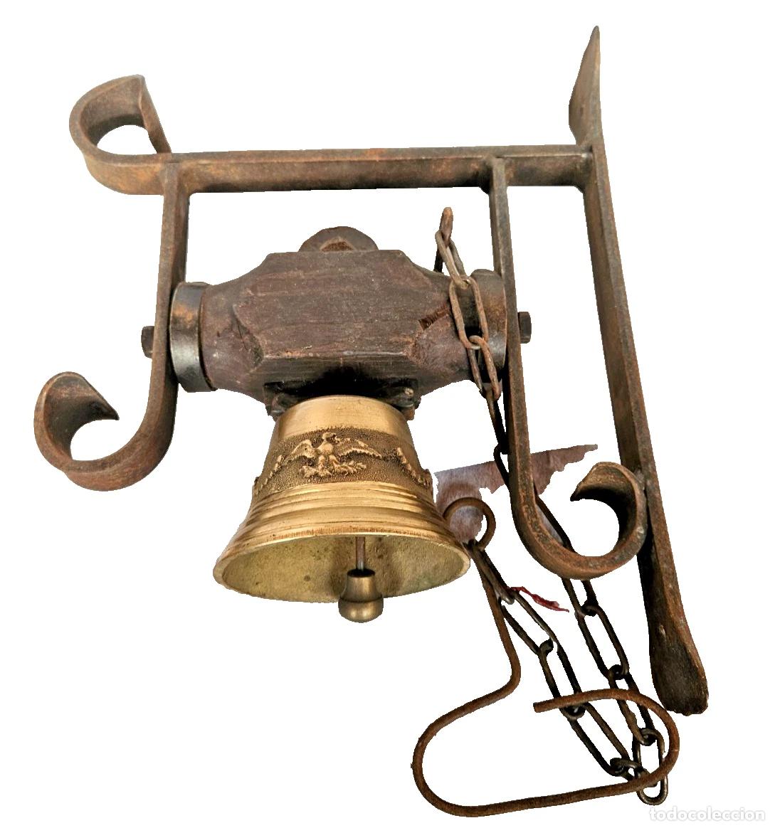 Antig&uuml;edades: ANCIENNE CLOCHE DE PORTAIL EN BRONZE SUPPORT EN FER FORGE ET BOIS BELLE SONORITE