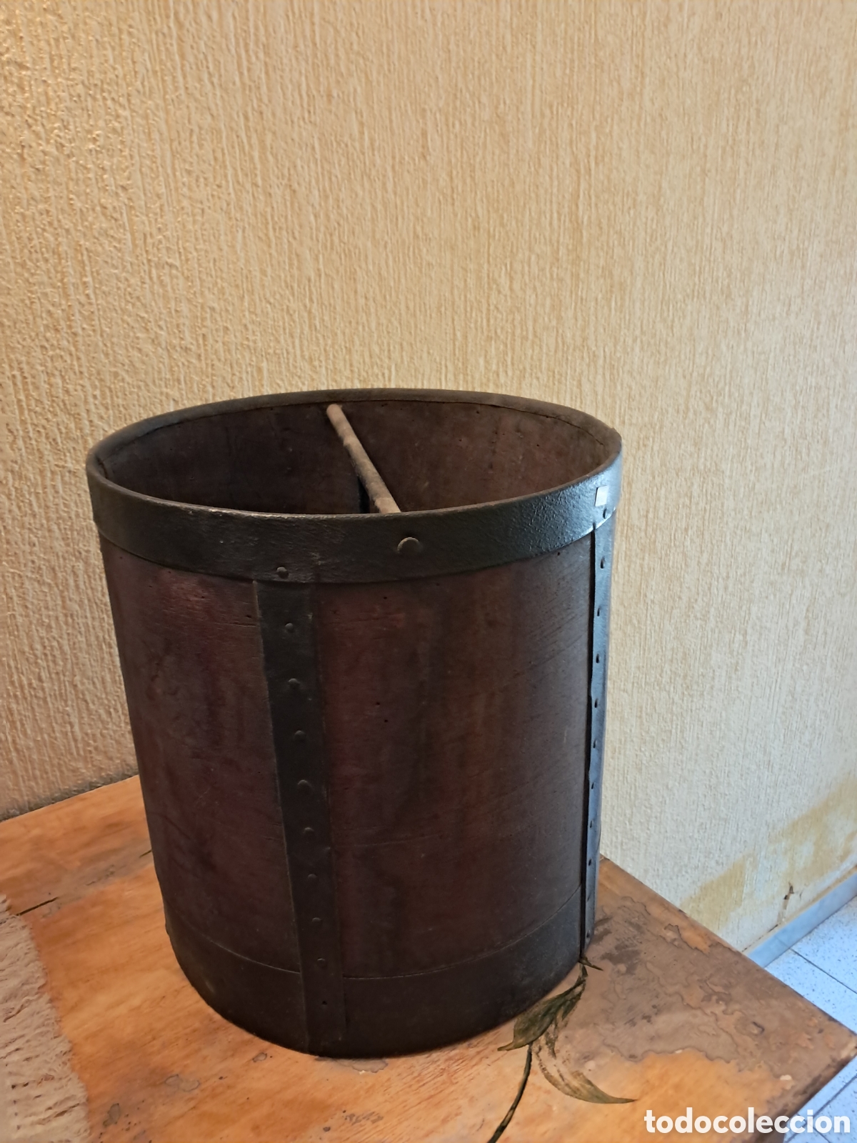 Antig&uuml;edades: Antigua medida de grano madera y hierro &ndash; doble decalitro 20 litros &ndash; principios s. XX