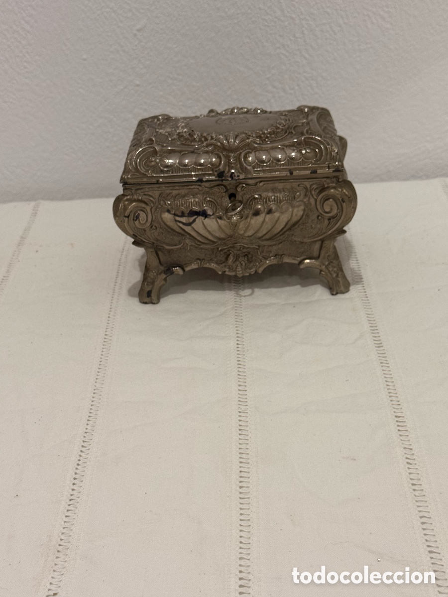 Antig&uuml;edades: Antiguo Joyero Cofre Rococ&oacute; Metal Plateado Siglo XIX con Llave original.