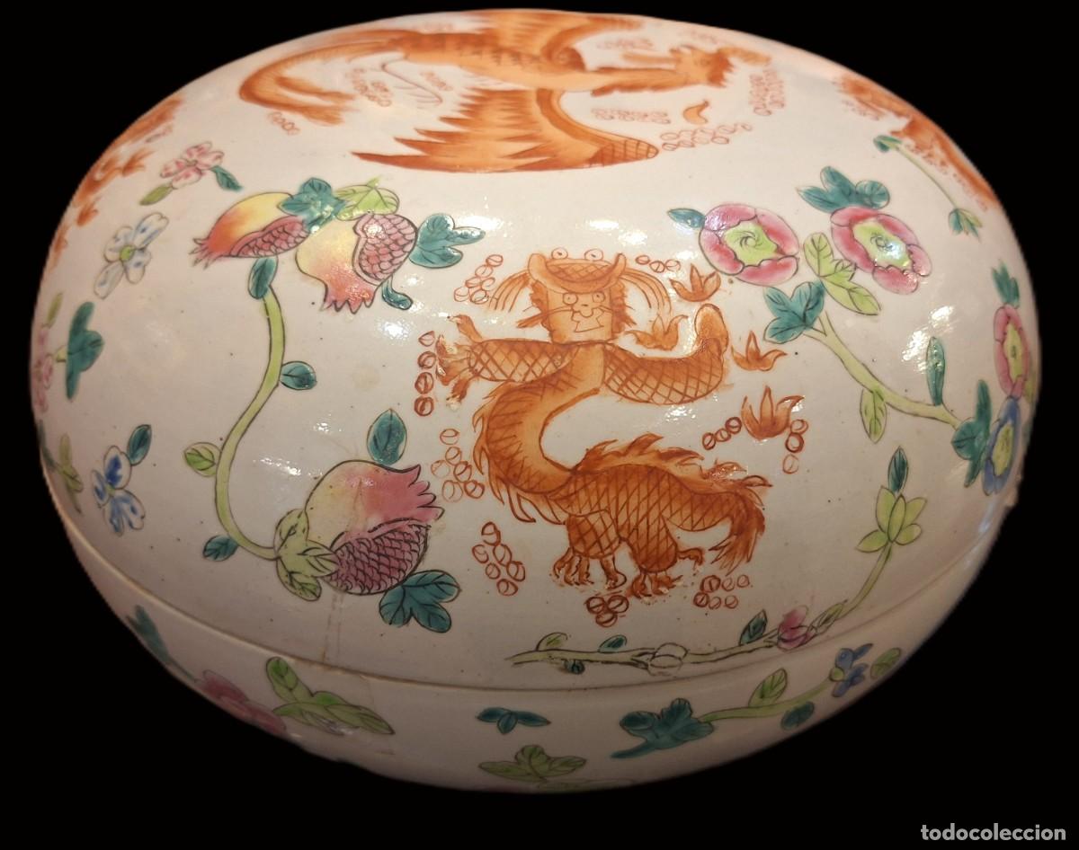 Antig&uuml;edades: Caja porcelana. Ave F&eacute;nix. Marca Qlnlong. China. Mediados del siglo XX. 16,5 x 27 cm.