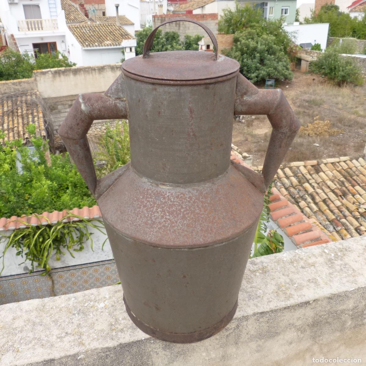 Antig&uuml;edades: Antiguo c&aacute;ntaro para aceite de hojalata, 49cm, 1680gr aprox.