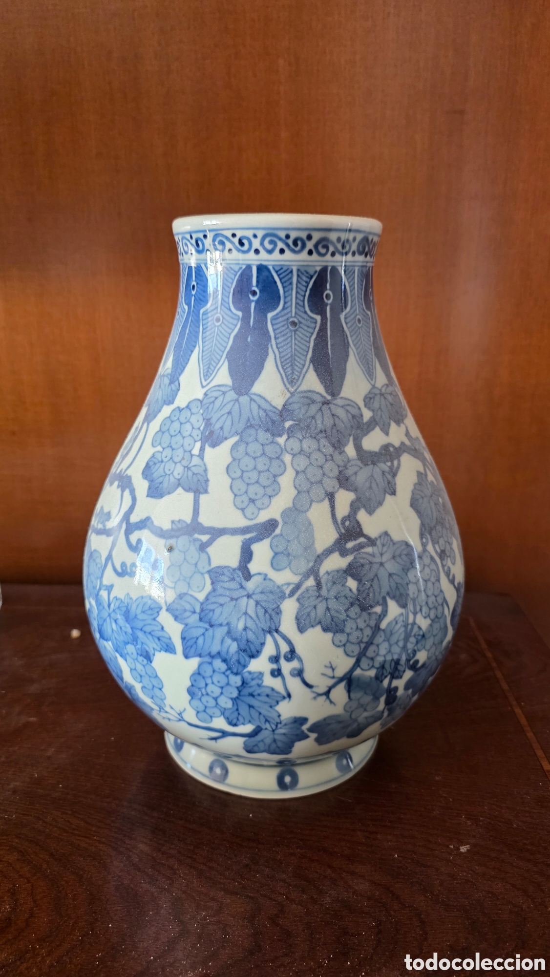 Antig&uuml;edades: Jarron Porcelana China Azul y Blanca - Estilo Dinast&iacute;a Qing / Qianlong - Uvas y Hojas