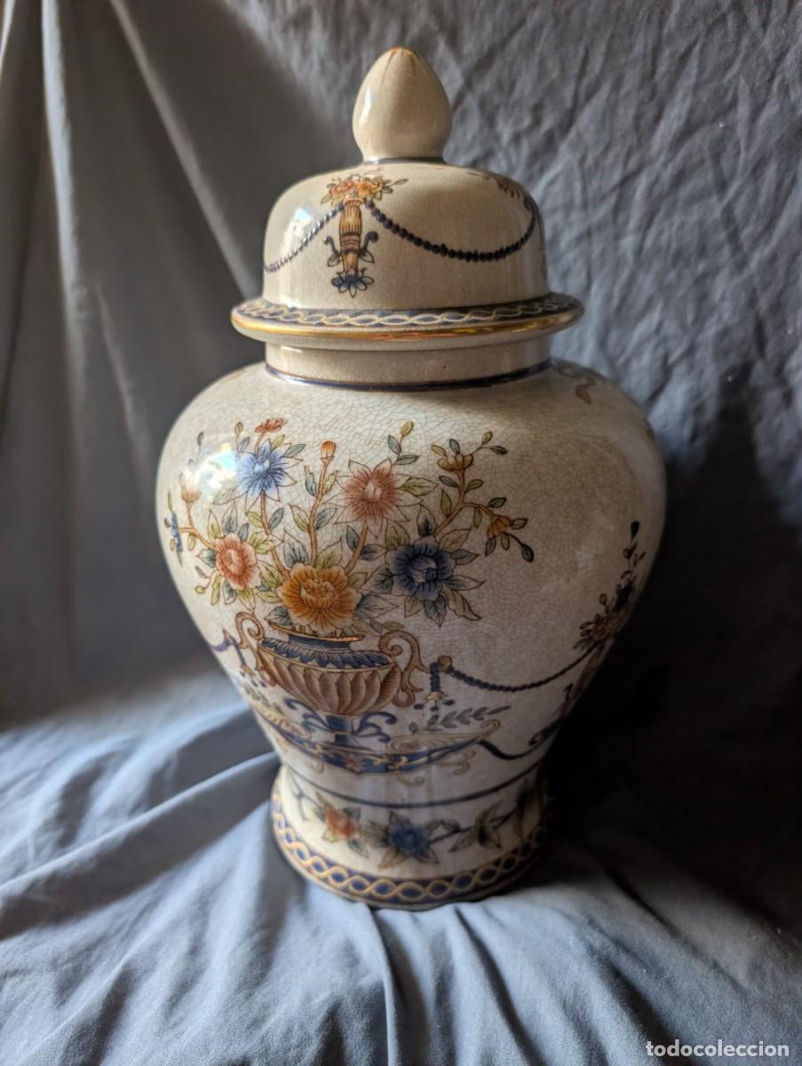 Antig&uuml;edades: Tibor decorativo de cer&aacute;mica craquelada con tapa &middot; Flores y dorados &middot; 37,5 cm