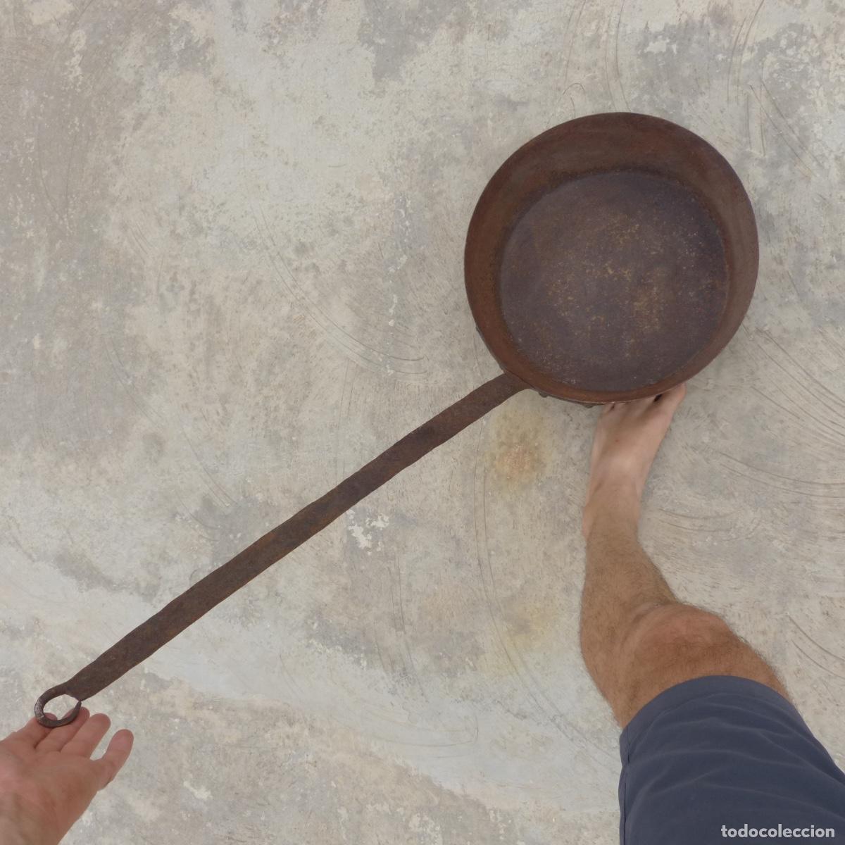 Antig&uuml;edades: Antigua y enorme sarten de forja, 2500gr, aprox, 101cm largo , diametro 38cm. Mucho oxido.