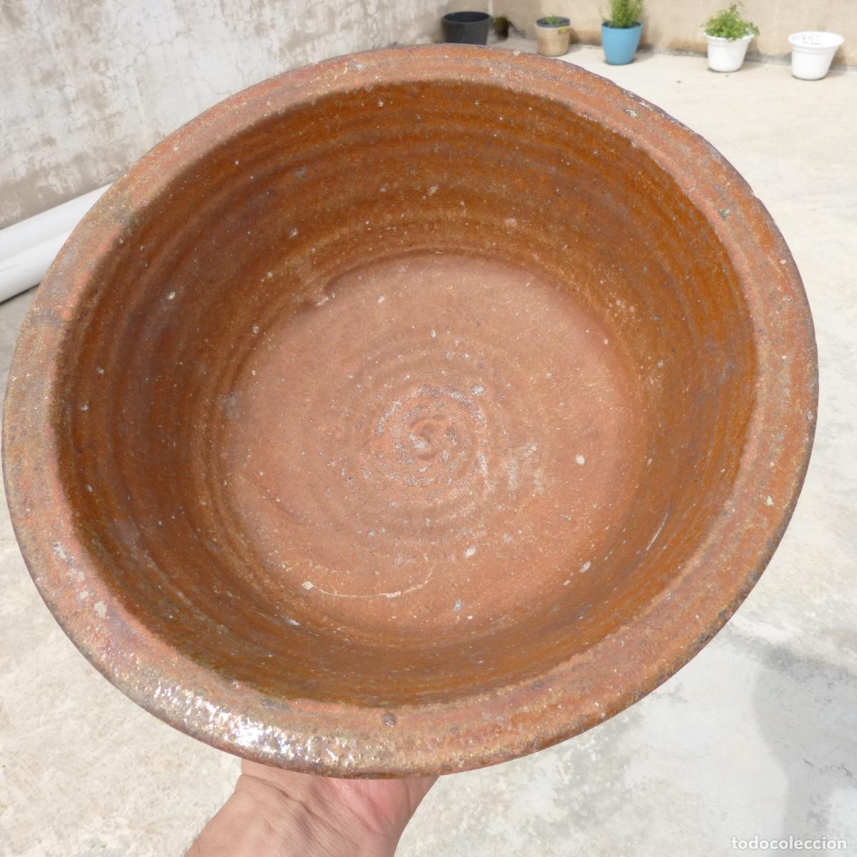Antig&uuml;edades: Antiguo lebrillo o cuenco de ceramica con mucho desgaste por el uso, 29x10cm, 1557gr.