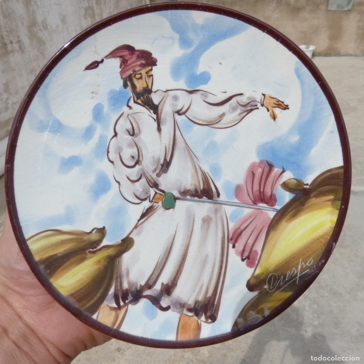 Antig&uuml;edades: Plato de ceramica pintado a mano quijote, Crespo, manises, 18cm , 283gr.