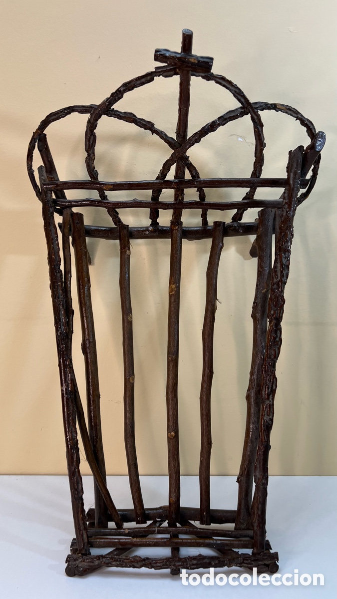 Antig&uuml;edades: Antigua gran cuna artesanal de madera r&uacute;stica para una figura del Ni&ntilde;o Jes&uacute;s