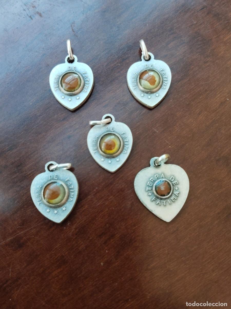 Antiguidades: 5 medallas de F&aacute;tima con reliquia Tierra de F&aacute;tima. Forma de Coraz&oacute;n.