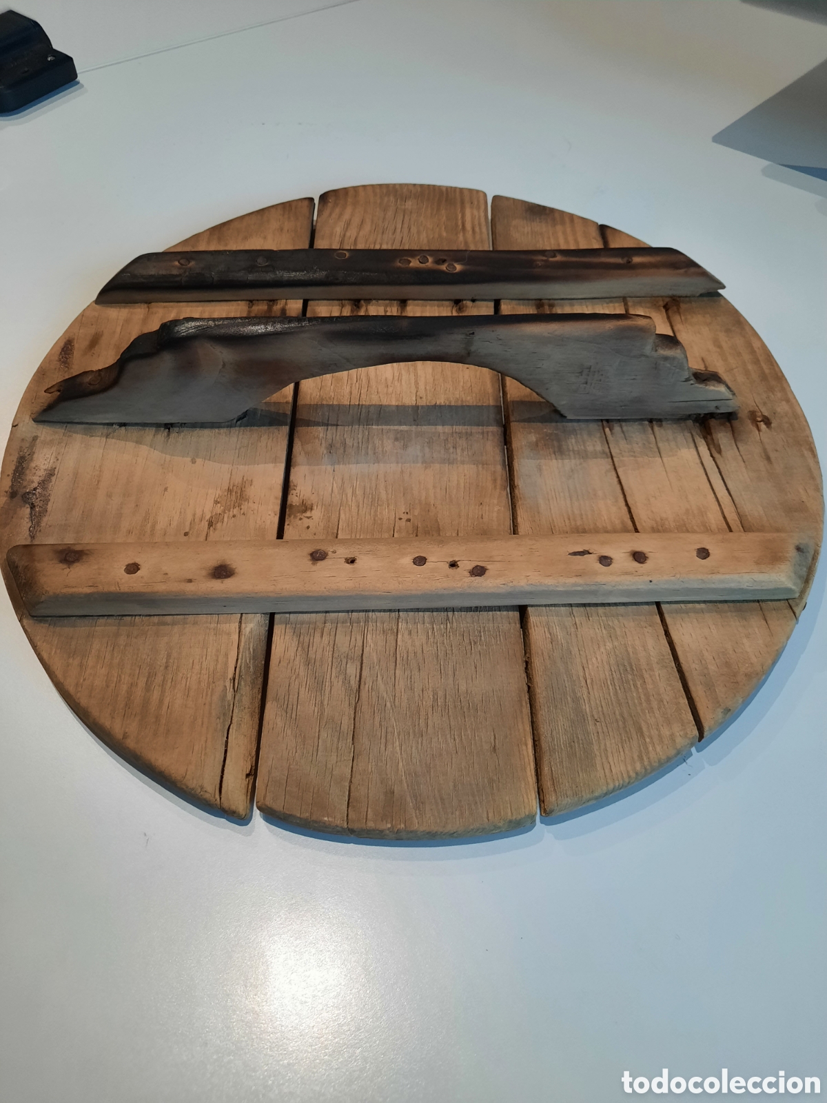 Antig&uuml;edades: Antigua tapa de madera maciza de 33 cm de di&aacute;metro