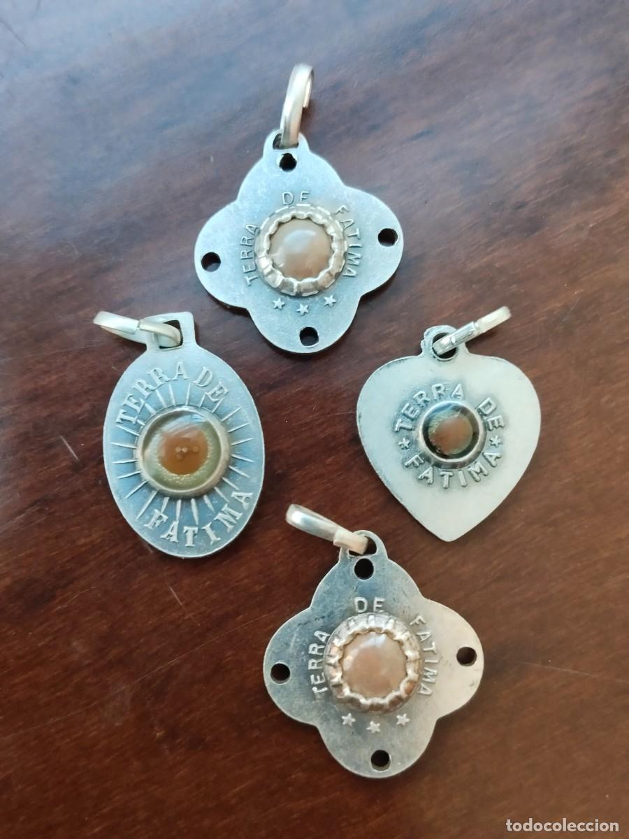 Antig&uuml;edades: 4 Medallas de F&aacute;tima con reliquia Tierra de F&aacute;tima. Varias formas.