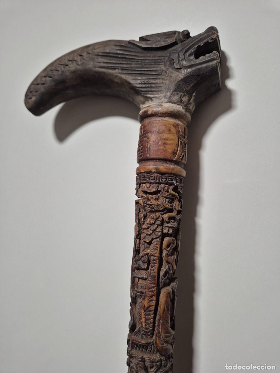 Antig&uuml;edades: Bast&oacute;n oriental vintage tallado &ndash; Cabeza de Drag&oacute;n, Perla de la Sabidur&iacute;a e Inmortales (c. 1970)