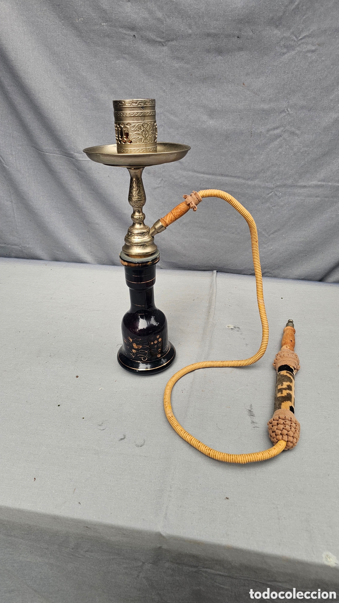 Antig&uuml;edades: Narguil&eacute; tradicional de estilo oriental con una base negra decorada en dorado y un cuerpo de vidrio