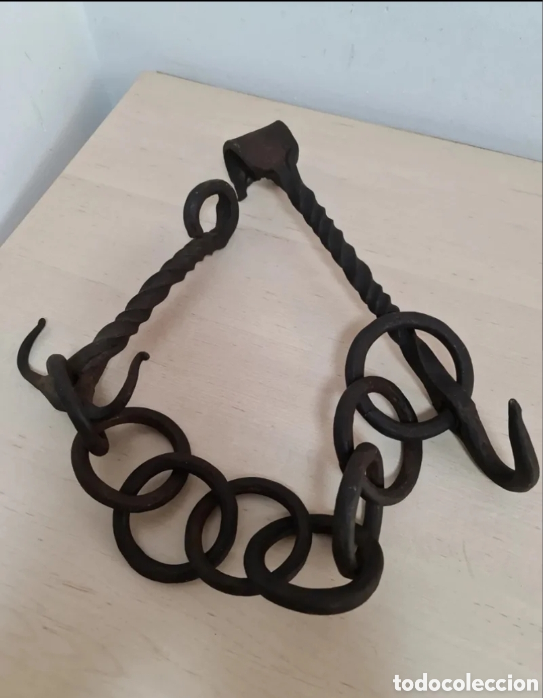 Antiquit&eacute;s: Antiguas llares de chimenea de hierro forjado.