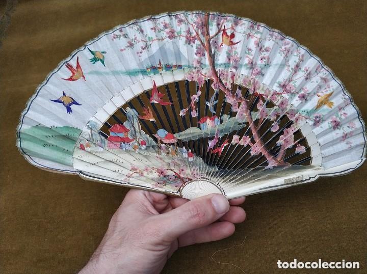 Antig&uuml;edades: Maravilloso abanico chino - oriental varillas caladas con paisaje, personajes, pajaros y templetes